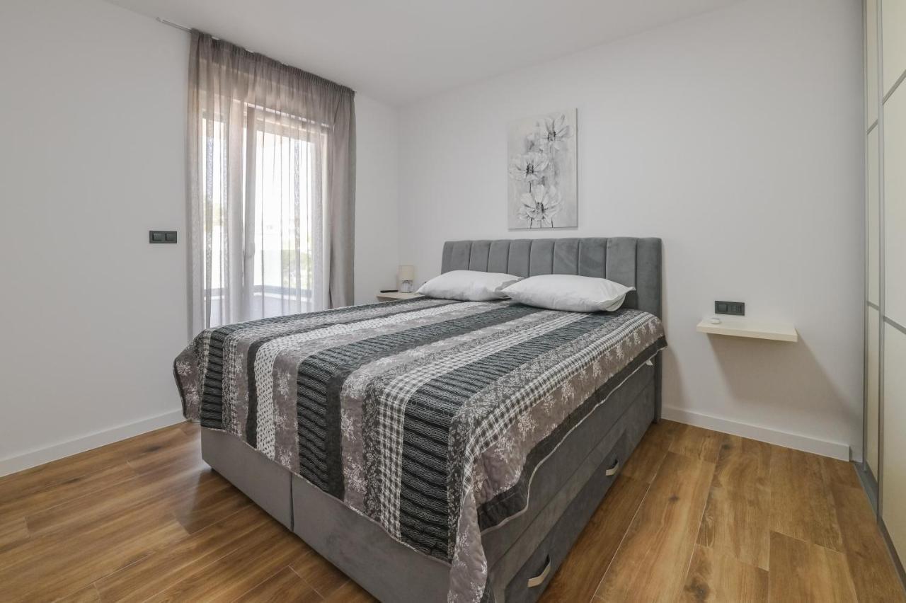 The Eagle Apartment Novalja Bagian luar foto