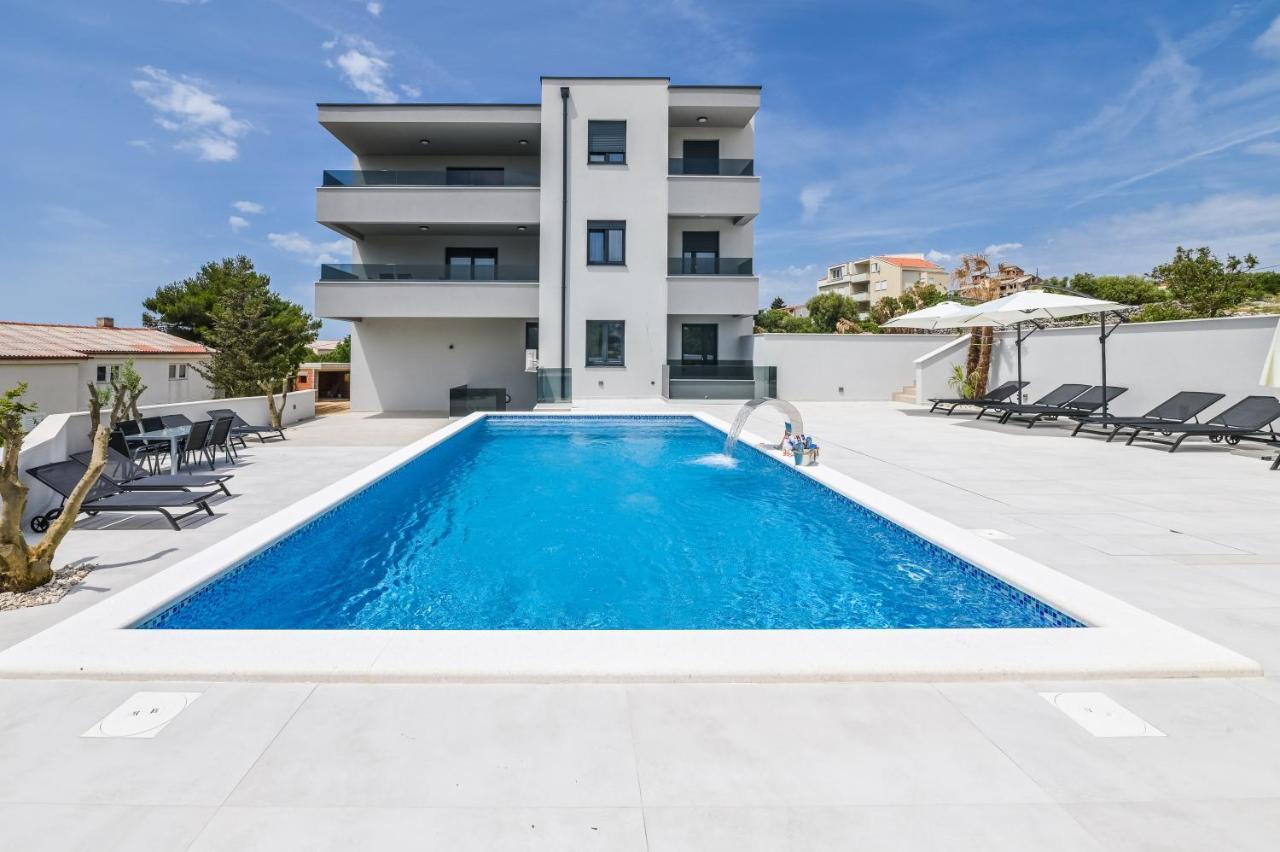 The Eagle Apartment Novalja Bagian luar foto