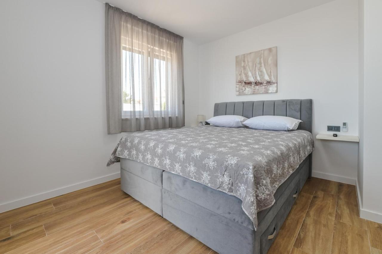 The Eagle Apartment Novalja Bagian luar foto