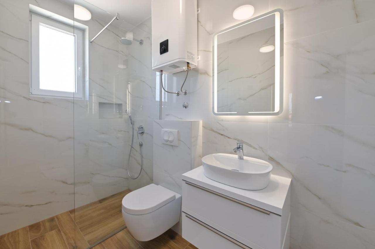 The Eagle Apartment Novalja Bagian luar foto