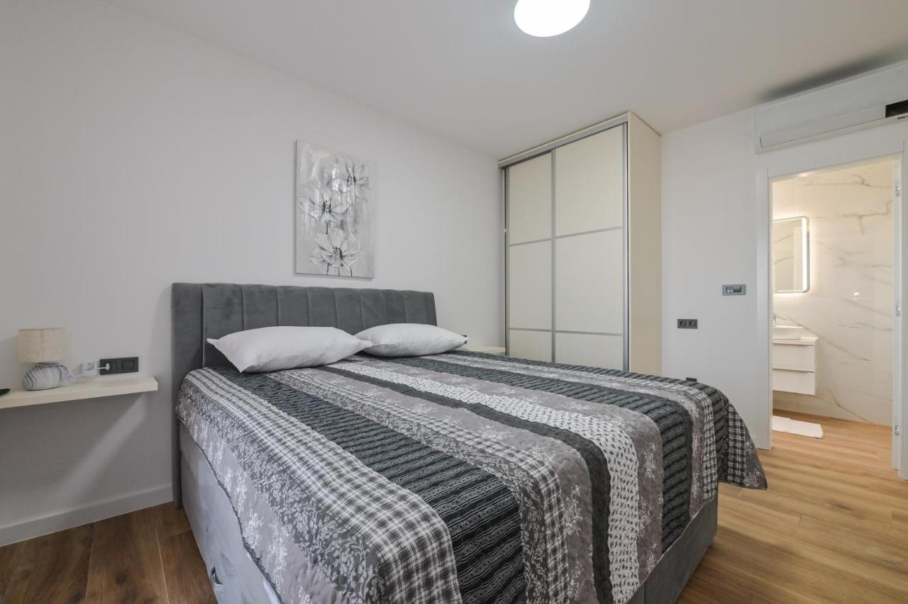 The Eagle Apartment Novalja Bagian luar foto