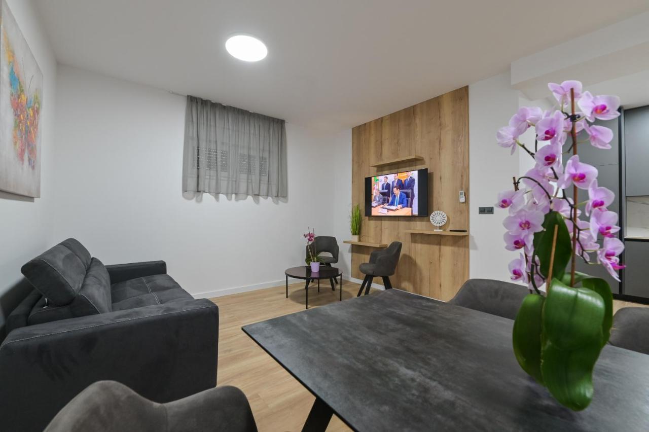 The Eagle Apartment Novalja Bagian luar foto