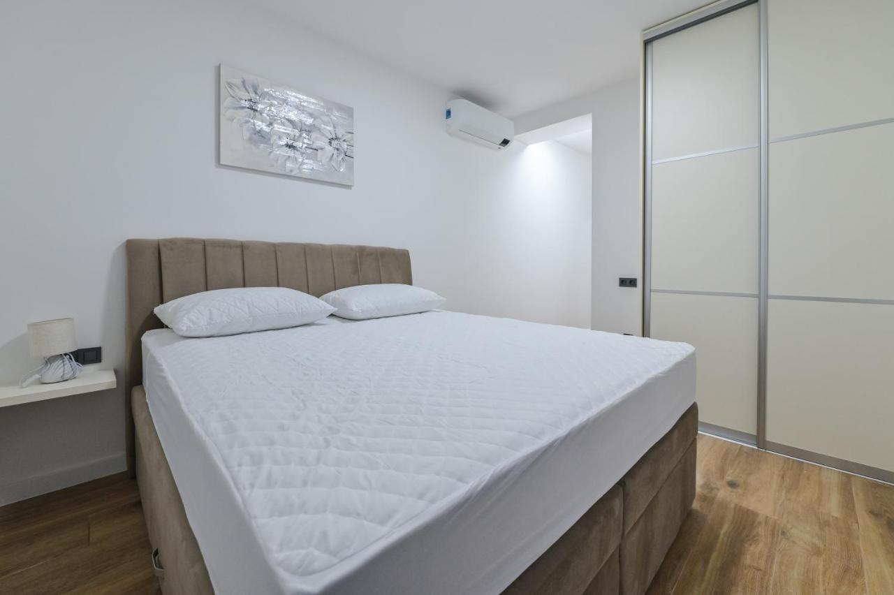 The Eagle Apartment Novalja Bagian luar foto